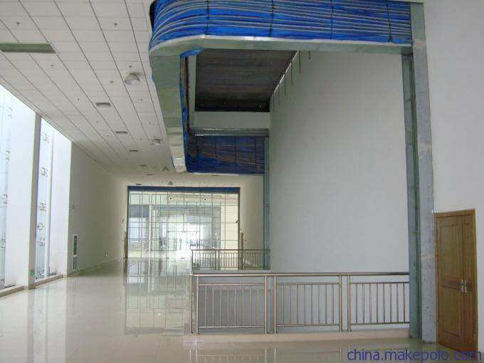 水晶卷簾門是玻璃做的嗎?